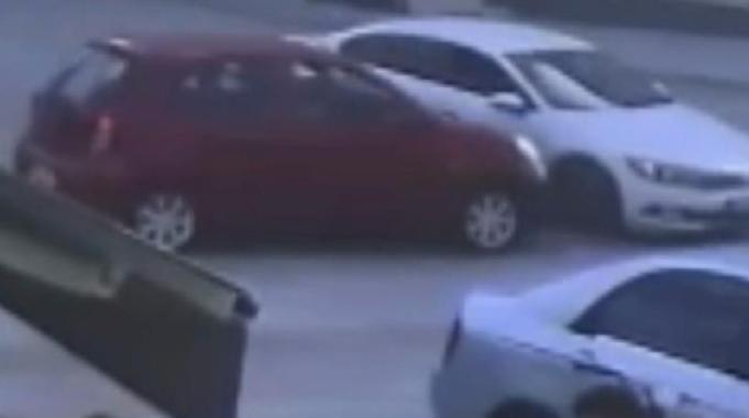 Burdur&#039;da kavşağa kontrolsüz giren otomobiller çarpıştı