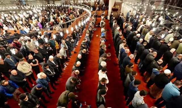 Camiler son teravih namazı için doldu