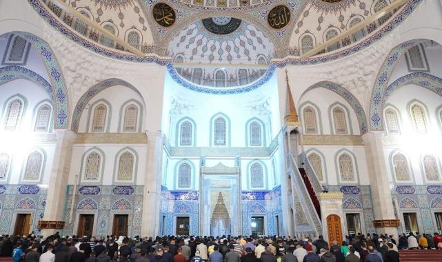 Camiler son teravih namazı için doldu