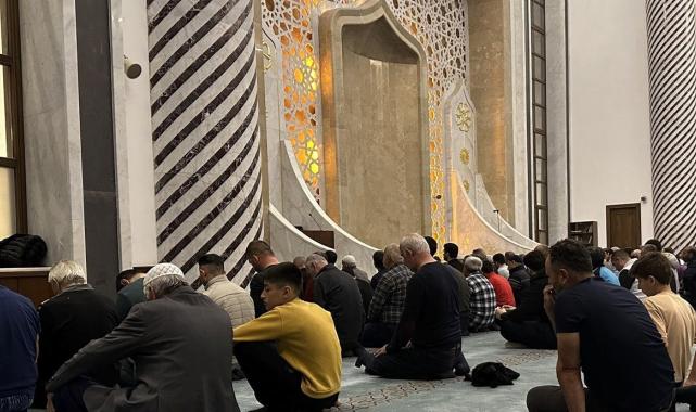 Camiler son teravih namazı için doldu