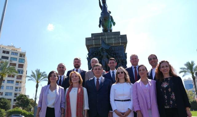 Cemil Tugay, İzmir Büyükşehir Belediyesi Başkanlığı görevini Tunç Soyer'den devraldı