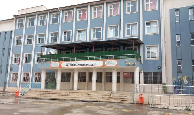 Diyarbakır'da öğrenci, okul müdürünü bıçakladı