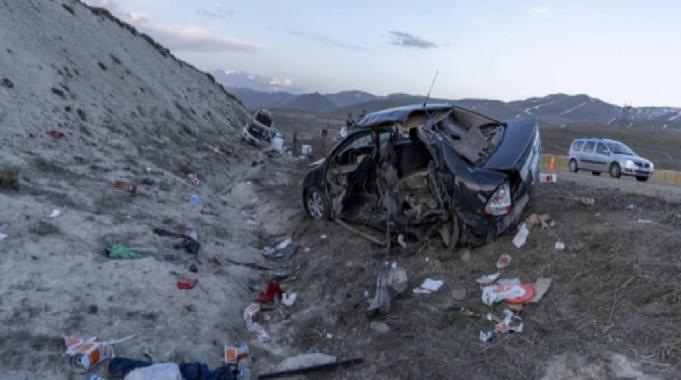Erzurum'da otomobille pikap çarpıştı: 1 ölü, 6 yaralı