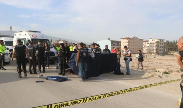 Hatay'da bir kişi yanı başında ölen karısı için gözyaşlarına boğuldu