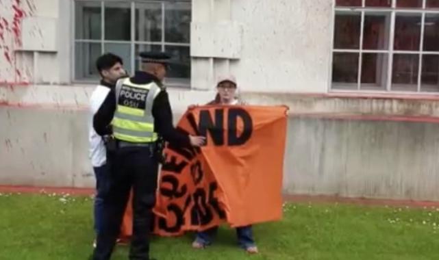 İngiltere Savunma Bakanlığı'na boyalı saldırı düzenlendi