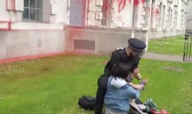 İngiltere Savunma Bakanlığı'na boyalı saldırı düzenlendi