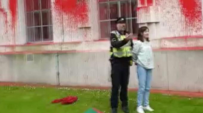 İngiltere Savunma Bakanlığı'na boyalı saldırı düzenlendi