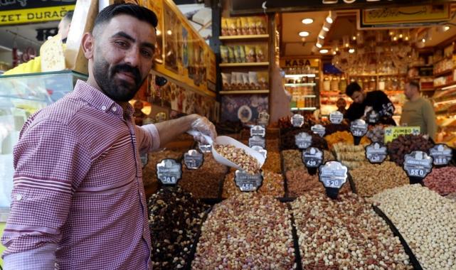 İstanbul'da arefe yoğunluğu! Alışveriş için Eminönü'ne akın ettiler