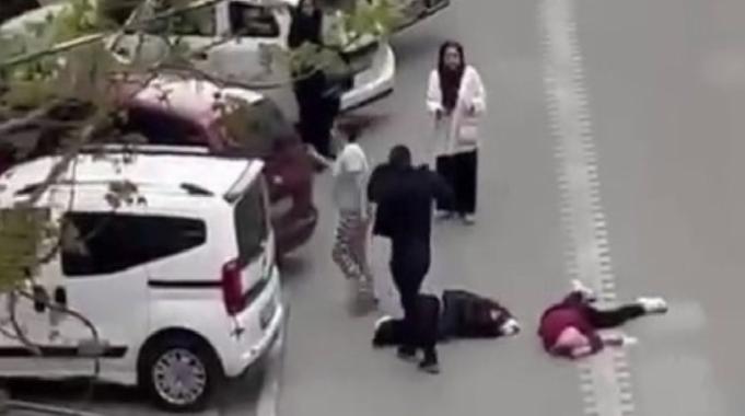 İstanbul'da çocukların kavgasına aileler dahil oldu: Genç kadını sokak ortasında dövdüler