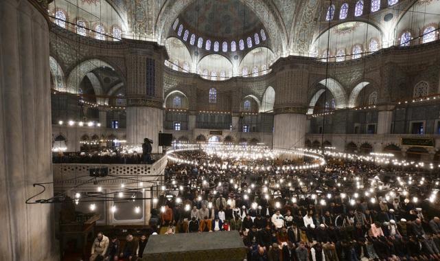 İstanbullular bayram namazı için tarihi camileri doldurdu