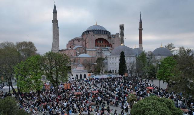 İstanbullular bayram namazı için tarihi camileri doldurdu