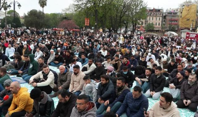 İstanbullular bayram namazı için tarihi camileri doldurdu