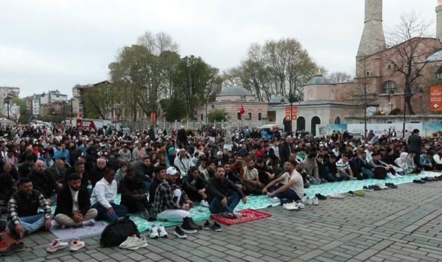 İstanbullular bayram namazı için tarihi camileri doldurdu