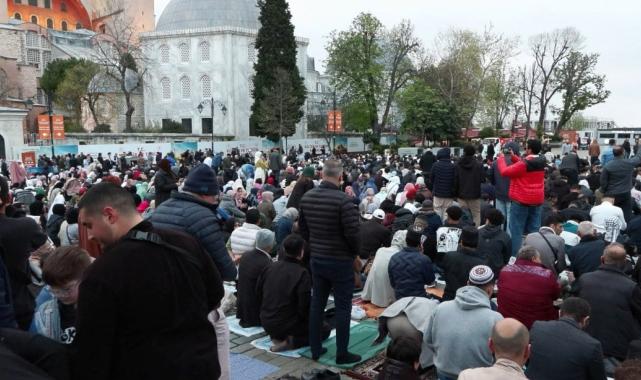 İstanbullular bayram namazı için tarihi camileri doldurdu