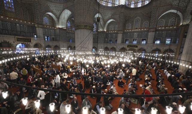 İstanbullular bayram namazı için tarihi camileri doldurdu