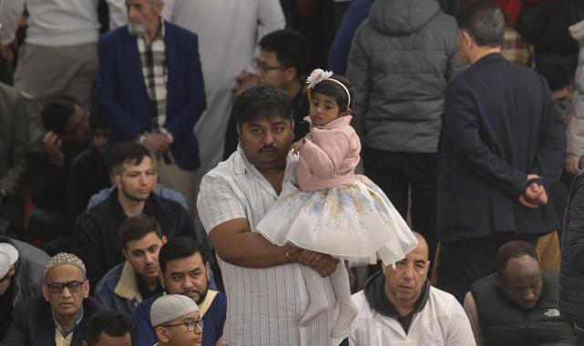 İstanbullular bayram namazı için tarihi camileri doldurdu