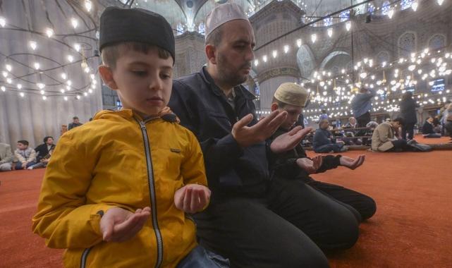 İstanbullular bayram namazı için tarihi camileri doldurdu