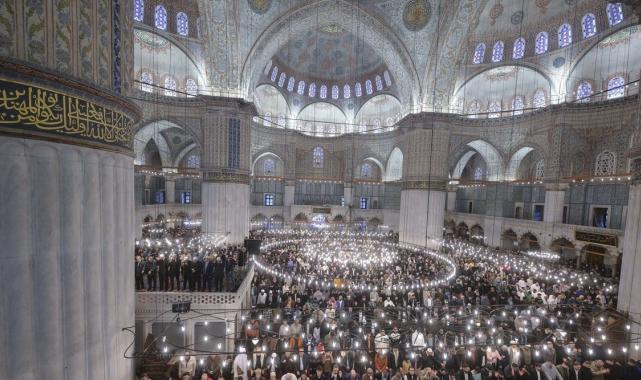 İstanbullular bayram namazı için tarihi camileri doldurdu