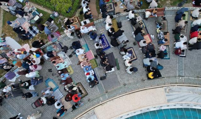 İstanbullular bayram namazı için tarihi camileri doldurdu