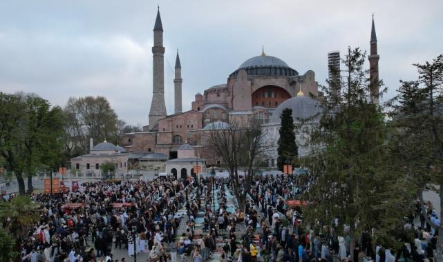 İstanbullular bayram namazı için tarihi camileri doldurdu