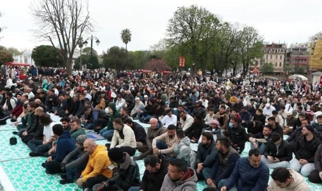 İstanbullular bayram namazı için tarihi camileri doldurdu