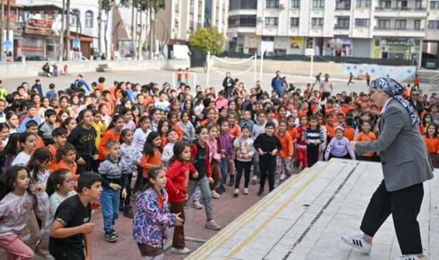İzmir'de öğrencilerin derse geç kalma alışkanlığına zumba çözümü