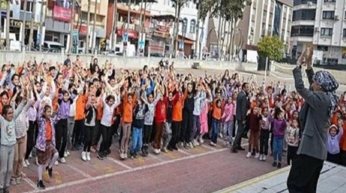 İzmir'de öğrencilerin derse geç kalma alışkanlığına zumba çözümü