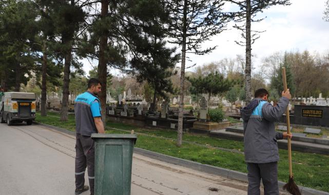 Kayseri’deki mezarlıklarda temizlik, bakım ve onarım çalışması