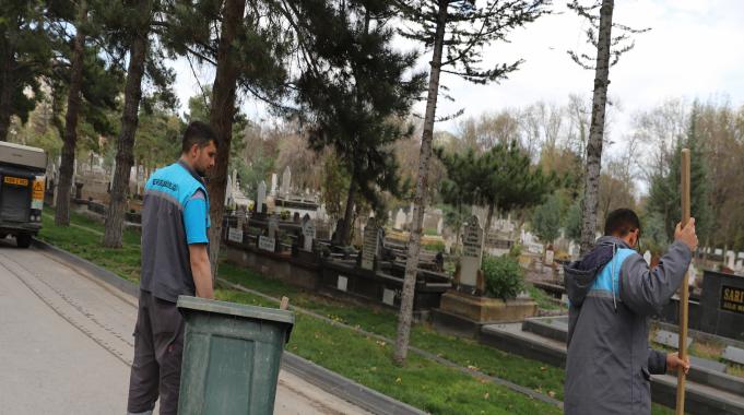 Kayseri’deki mezarlıklarda temizlik, bakım ve onarım çalışması