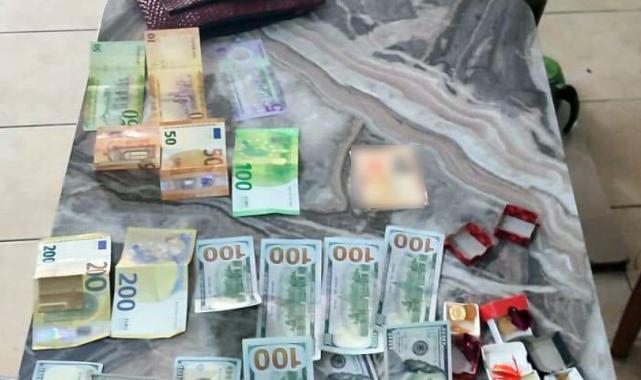 Kırıkkale'de 113 bin liralık altın ve para olan cüzdanı sahibine teslim ettiler