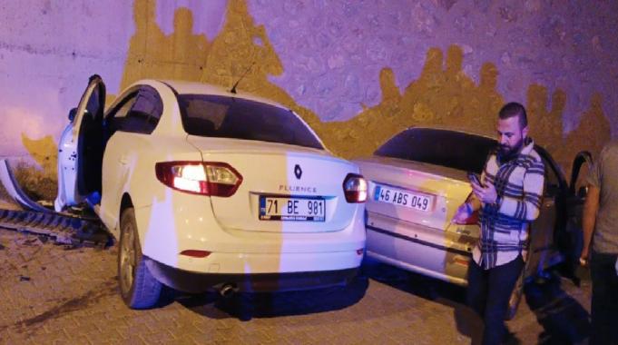 Kırıkkale'de otomobillerin kafa kafaya çarpıştığı kazada 2 kişi yaralandı