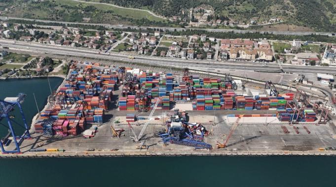 Kocaeli’deki liman kazasının ardından enkaz kaldırma çalışması sürüyor