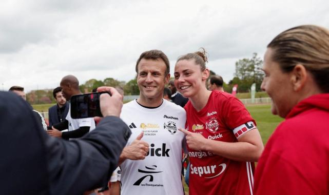 Macron, futbol efsaneleriyle yardım maçına çıktı