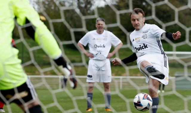 Macron, futbol efsaneleriyle yardım maçına çıktı