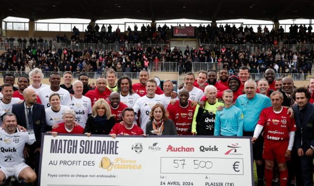 Macron, futbol efsaneleriyle yardım maçına çıktı