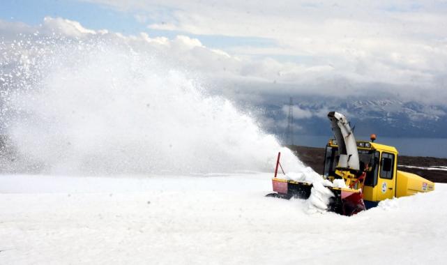 Nemrut Dağı'nda 6 metrelik karla mücadele