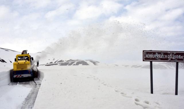Nemrut Dağı'nda 6 metrelik karla mücadele