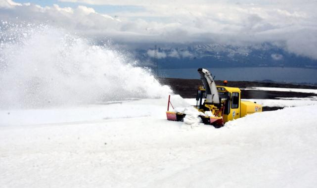 Nemrut Dağı'nda 6 metrelik karla mücadele