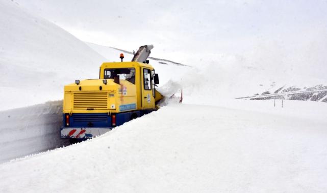 Nemrut Dağı'nda 6 metrelik karla mücadele