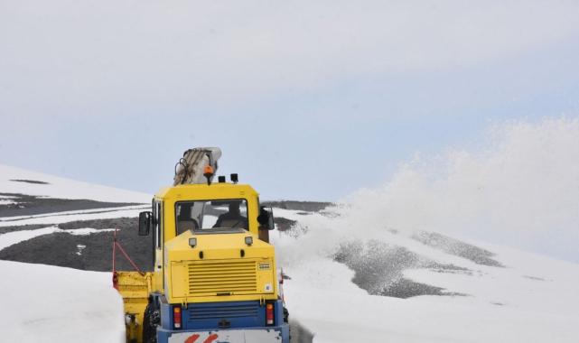 Nemrut Dağı'nda 6 metrelik karla mücadele