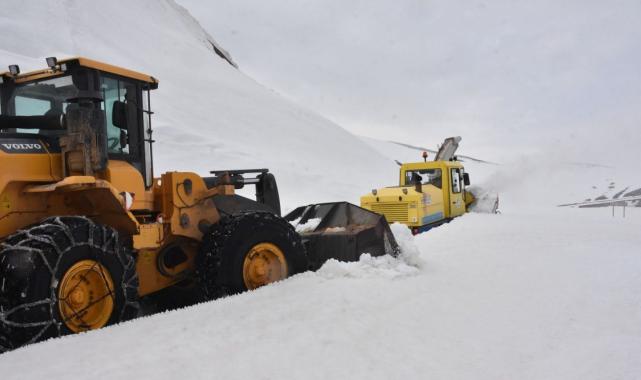 Nemrut Dağı'nda 6 metrelik karla mücadele
