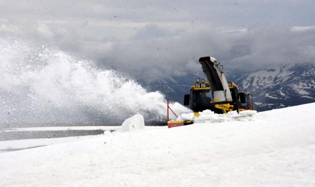 Nemrut Dağı'nda 6 metrelik karla mücadele