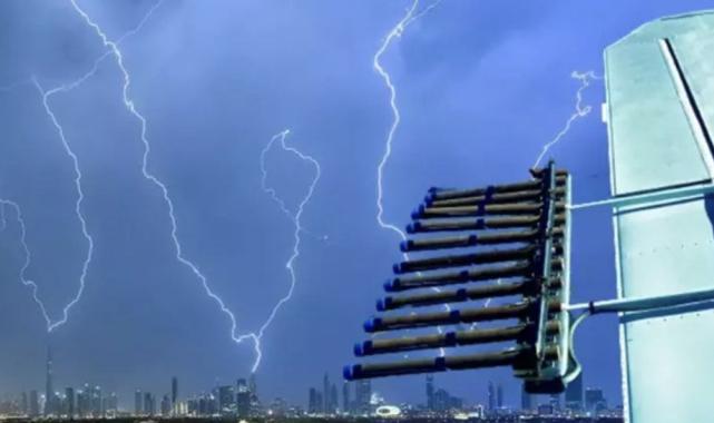 Sele teslim olan Dubai'de şimşeklerin sırrı anlaşıldı