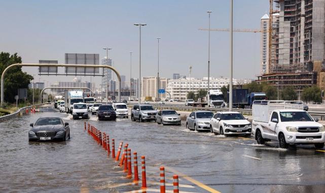 Sele teslim olan Dubai'de şimşeklerin sırrı anlaşıldı