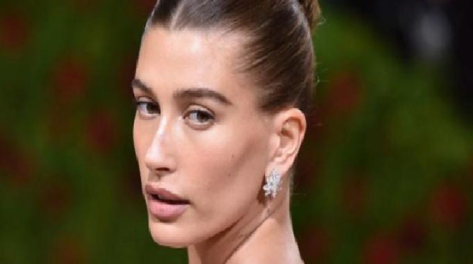 Sessiz lüks yüzünüze yansısın: Old money kombinler için makyaj stili