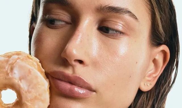 Sessiz lüks yüzünüze yansısın: Old money kombinler için makyaj stili