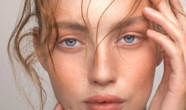 Sessiz lüks yüzünüze yansısın: Old money kombinler için makyaj stili