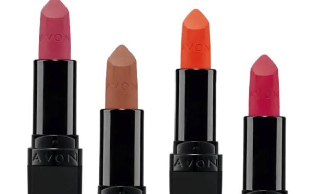 Sessiz lüks yüzünüze yansısın: Old money kombinler için makyaj stili