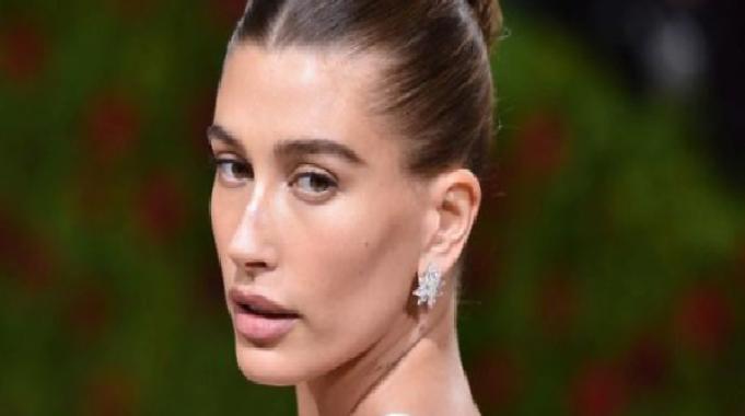 Sessiz lüks yüzünüze yansısın: Old money kombinler için makyaj stili