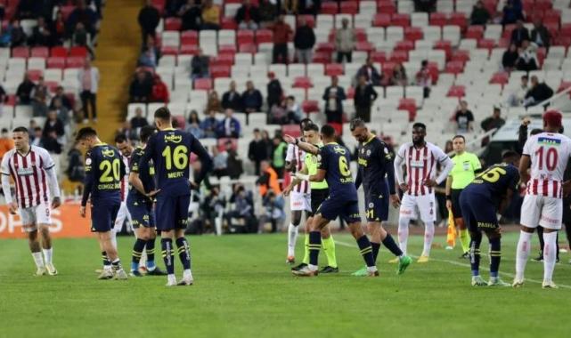 Sivasspor - Fenerbahçe maçındaki penaltı pozisyonuna hakem yorumcuları ne dedi